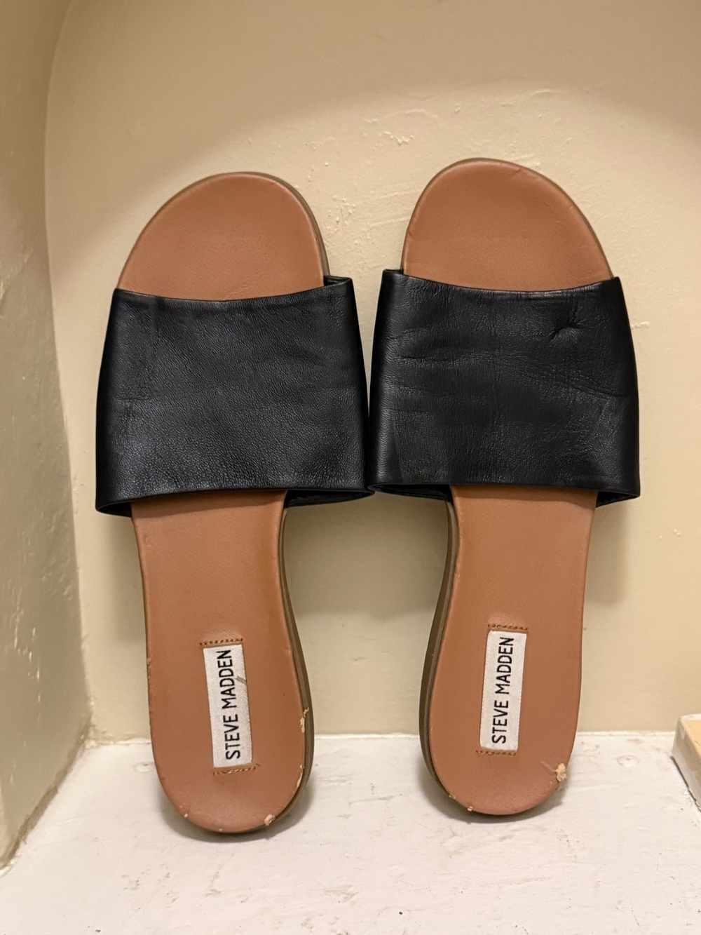 Steve Madden Black Slide Sandals with Tan Footbed 10